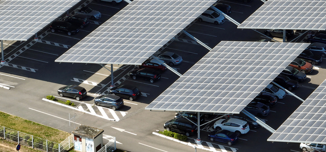 屋根など自社施設内